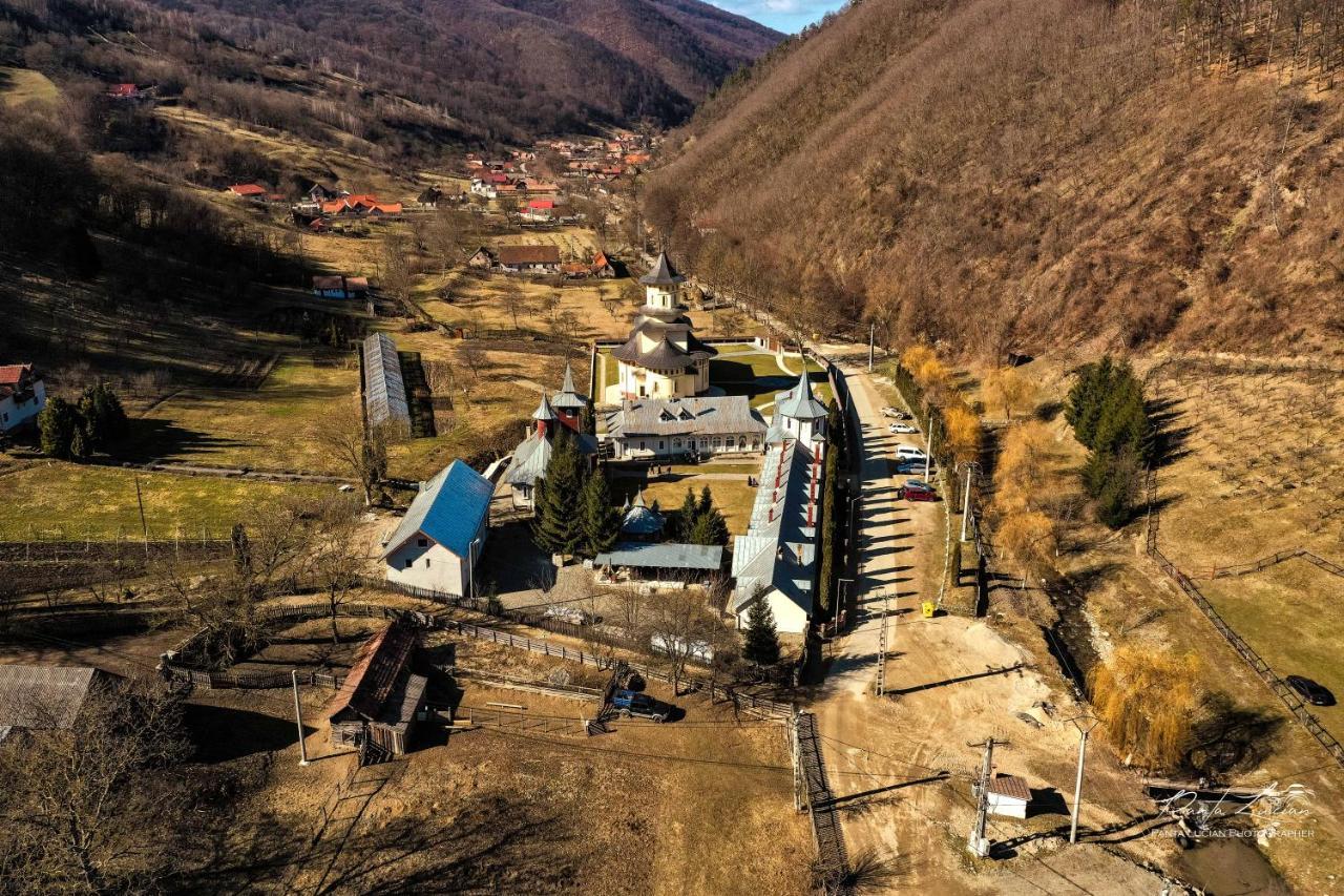 Вилла Casa Micutu Si Lya Strungari Экстерьер фото